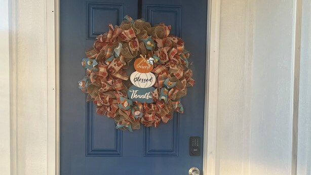 A blue door with a wreath containing 'Humbly,' 'Blessed,' and 'Thankful' signs, and a small bird decoration. - Cozy 1-bedroom studio in charming Grants perfect for your getaway (Grants)