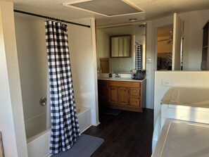 Bathroom - Cozy 1-bedroom studio in charming Grants perfect for your getaway (Grants)