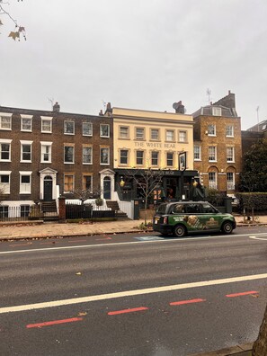 Exterior - Stylish contractors, sleeps8 one bed flat in Kennington station,elephant &castle (London)