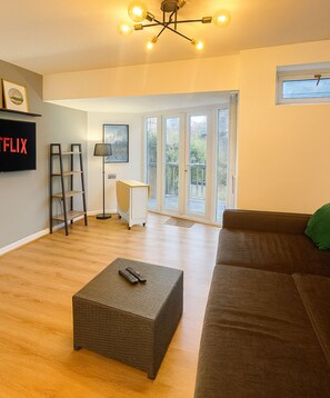 Smart TV - Stylish contractors, sleeps8 one bed flat in Kennington station,elephant &castle (London)
