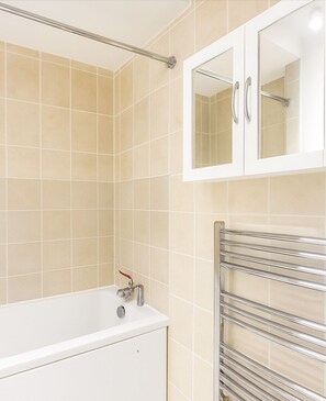 Shower, hair dryer, towels, soap - Stylish contractors, sleeps8 one bed flat in Kennington station,elephant &castle (London)