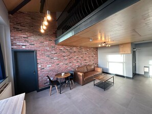 Apartamento conforto | Escrivaninha, espaço de trabalho para notebook, cortinas blackout