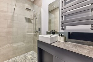 Departamento clásico | Baño | Regadera, amenidades de baño gratuitas, secadora de cabello, toallas 