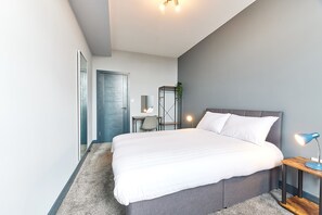 Classic Apartment | Desk, laptop workspace, blackout drapes, soundproofing - Apartment Stays (Newcastle-upon-Tyne)