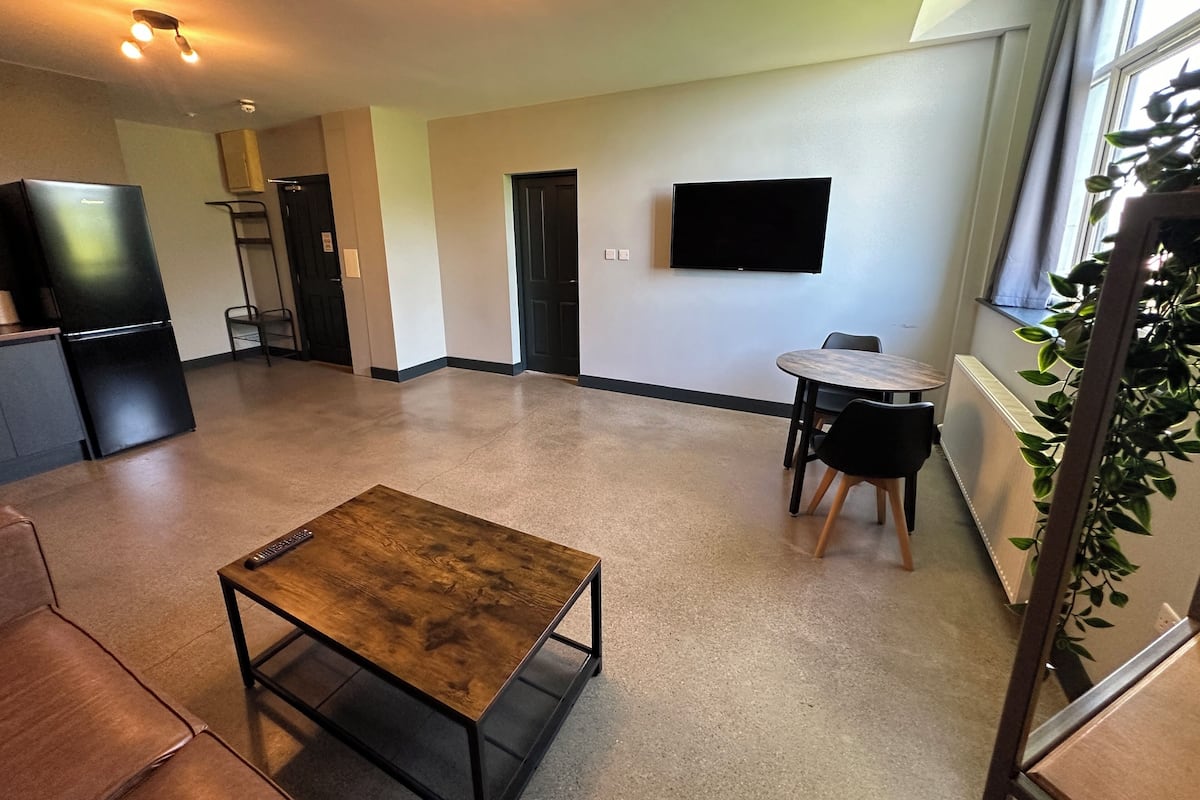 Apartamento luxo | Escrivaninha, espaço de trabalho para notebook, cortinas blackout