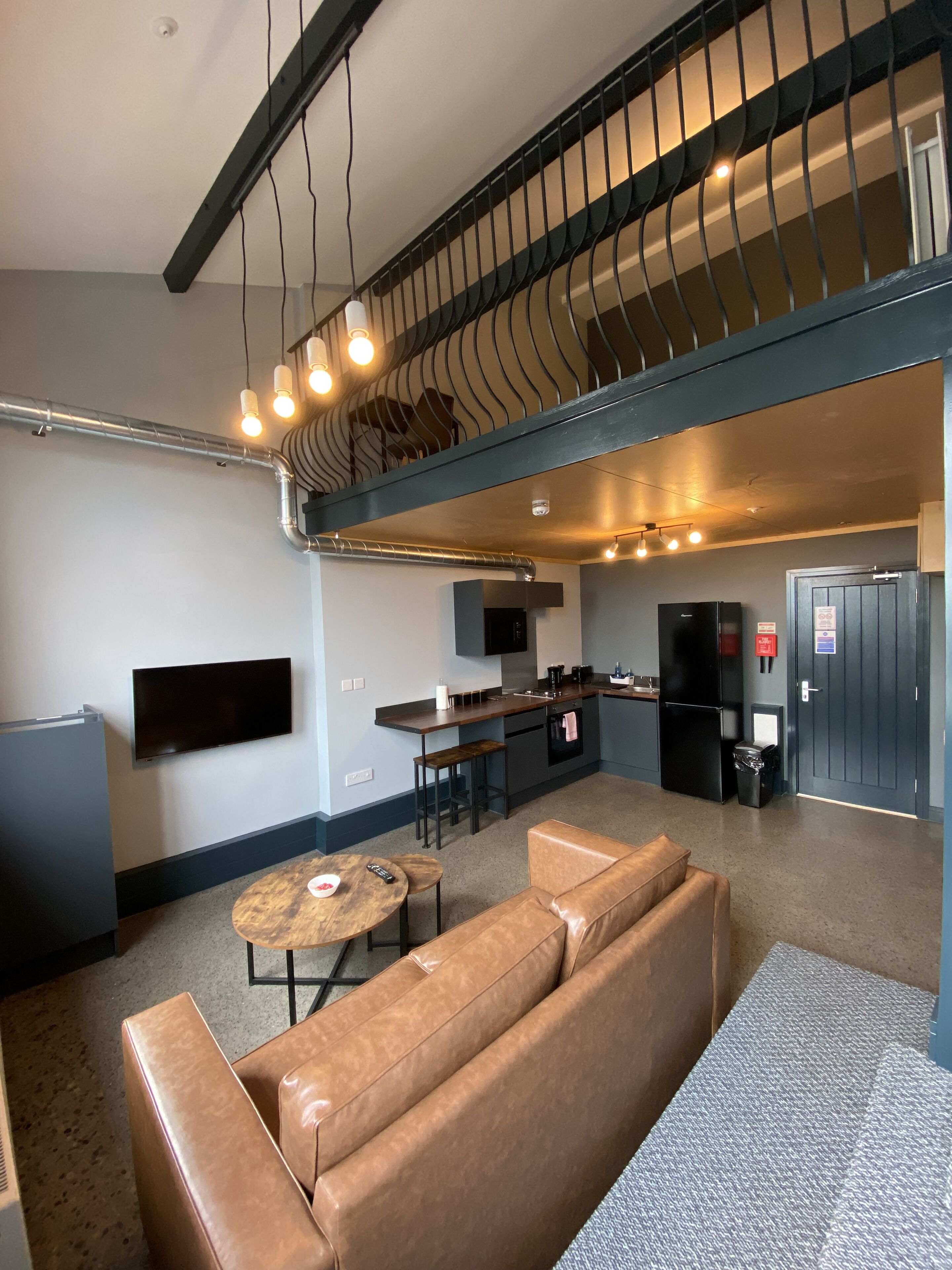 Apartamento com design assinado | Escrivaninha, espaço de trabalho para notebook, cortinas blackout