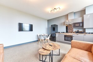 Classic Apartment | Desk, laptop workspace, blackout drapes, soundproofing - Apartment Stays (Newcastle-upon-Tyne)