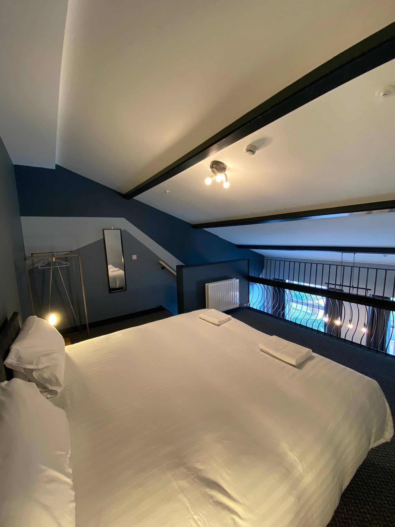 شقة مريحة | مكتب ومساحة عمل للكمبيوتر المحمول وستائر تعتيم وتجهيزات عازلة للصوت