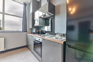 Appartement Classique | Cuisine privée | Grand réfrigérateur, micro-ondes, four, plaque de cuisson
