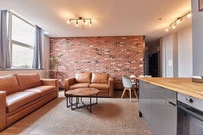 Apartamento clássico | Escrivaninha, espaço de trabalho para notebook, cortinas blackout