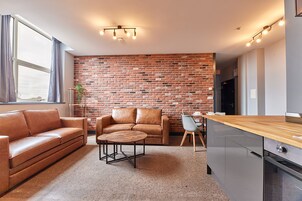 Appartement Classique | Bureau, espace de travail pour ordinateur portable, rideaux occultants