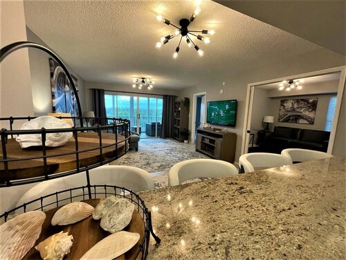 Relaxing 3 Bd 2 Br Condo w/ Heated Poll - Hot Tub - Tennis & Pickleball Court