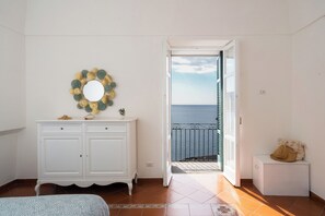 Apartamento júnior, vista para o mar | Cofres nos quartos, Wi-Fi de cortesia