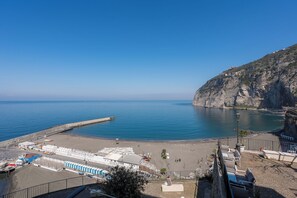 Apartamento superior, vista para o mar | Cofres nos quartos, Wi-Fi de cortesia