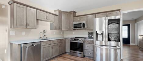 Microondas, horno, parrilla de estufa y lavavajillas