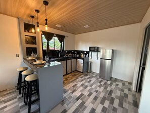 Réfrigérateur, micro-ondes, cafetière/bouilloire, bouilloire électrique