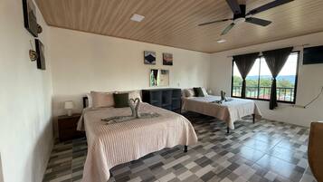 Tallelokero huoneessa, ilmainen Wi-Fi, vuodevaatteet