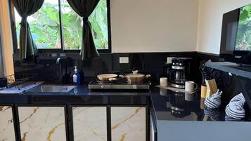 Refrigerador, microondas, cafetera y tetera y tetera eléctrica