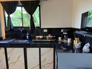 Kjøleskap, mikrobølgeovn, kaffetrakter/tekoker og vannkoker