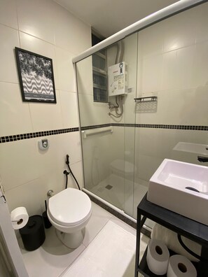 Dusche, Haartrockner, Handtücher, Seife