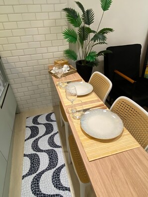 Dining - Studio Beach Copacabana - 5 min from the beach - Wi-Fi - 5 min from the subway - Brand New (Rio de Janeiro)