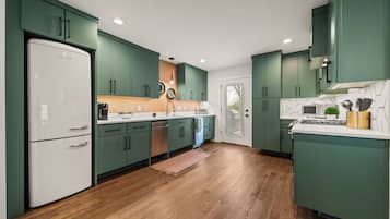 Microondas, horno, parrilla de estufa y lavavajillas