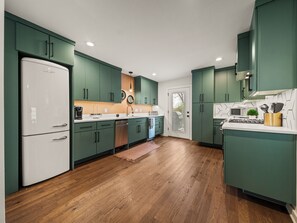 Microondas, horno, parrilla de estufa y lavavajillas 