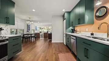 Microondas, horno, parrilla de estufa y lavavajillas