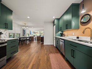 Microondas, horno, parrilla de estufa y lavavajillas 