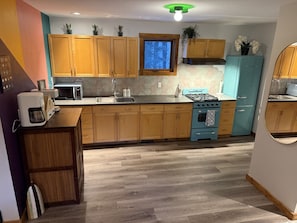 Frigorífico, microondas, horno y placa de cocina