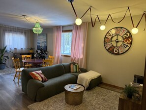 Fernseher, Tischfußball, Stereoanlage, Arbeitsbereiche