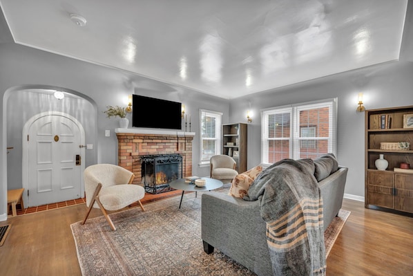 Smart TV, fireplace, table football, offices - Reno Vacay!~Sleeps10~By Midtown~HotTub~Firepit~Arlington Manor (Reno)
