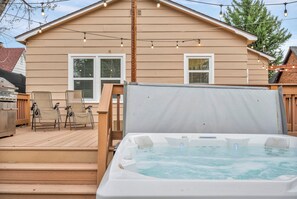 Terrace/patio - Reno Vacay!~Sleeps10~By Midtown~HotTub~Firepit~Arlington Manor (Reno)