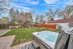 Outdoor spa tub - Reno Vacay!~Sleeps10~By Midtown~HotTub~Firepit~Arlington Manor (Reno)