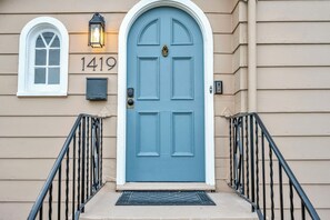 Exterior detail - Reno Vacay!~Sleeps10~By Midtown~HotTub~Firepit~Arlington Manor (Reno)