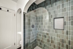 Shower, towels - Reno Vacay!~Sleeps10~By Midtown~HotTub~Firepit~Arlington Manor (Reno)
