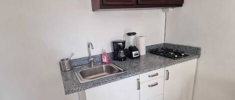 Réfrigérateur, micro-ondes, four, cafetiÚre/bouilloire