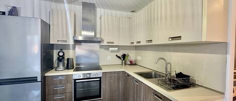 Réfrigérateur, micro-ondes, four, lave-vaisselle