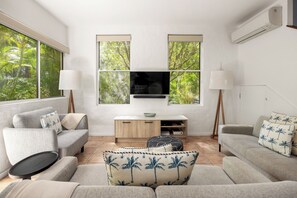 TV, DVD player - Renovated Coastal Haven & Private Courtyard (Noosa Heads)