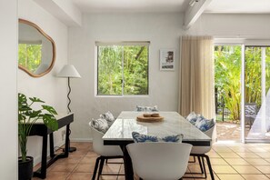 Dining - Renovated Coastal Haven & Private Courtyard (Noosa Heads)