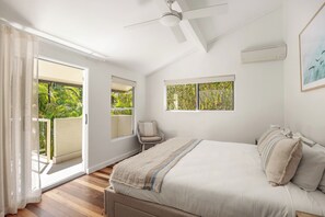 3 bedrooms, iron/ironing board, WiFi, bed sheets - Renovated Coastal Haven & Private Courtyard (Noosa Heads)