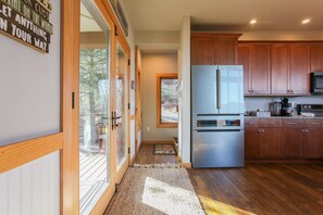 Fridge, microwave, oven, stovetop - Watia View, Smoky Mountain Views, Hot Tub, Modern Design (Bryson City)