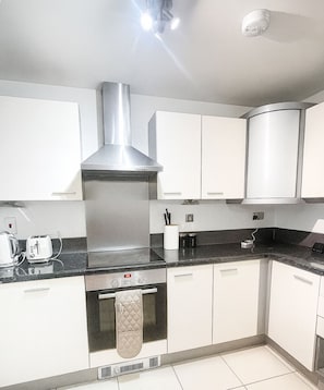 Kjøleskap, mikrobølgeovn, ovn og oppvaskmaskin