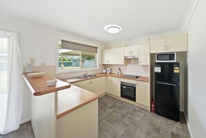 Fridge, microwave, oven, stovetop - Bellbird Willow – Hunter Escape by Nature & Winery (Bellbird)