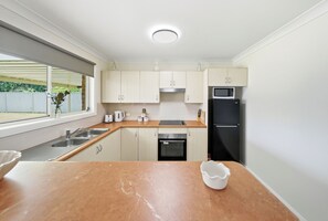 Fridge, microwave, oven, stovetop - Bellbird Willow – Hunter Escape by Nature & Winery (Bellbird)