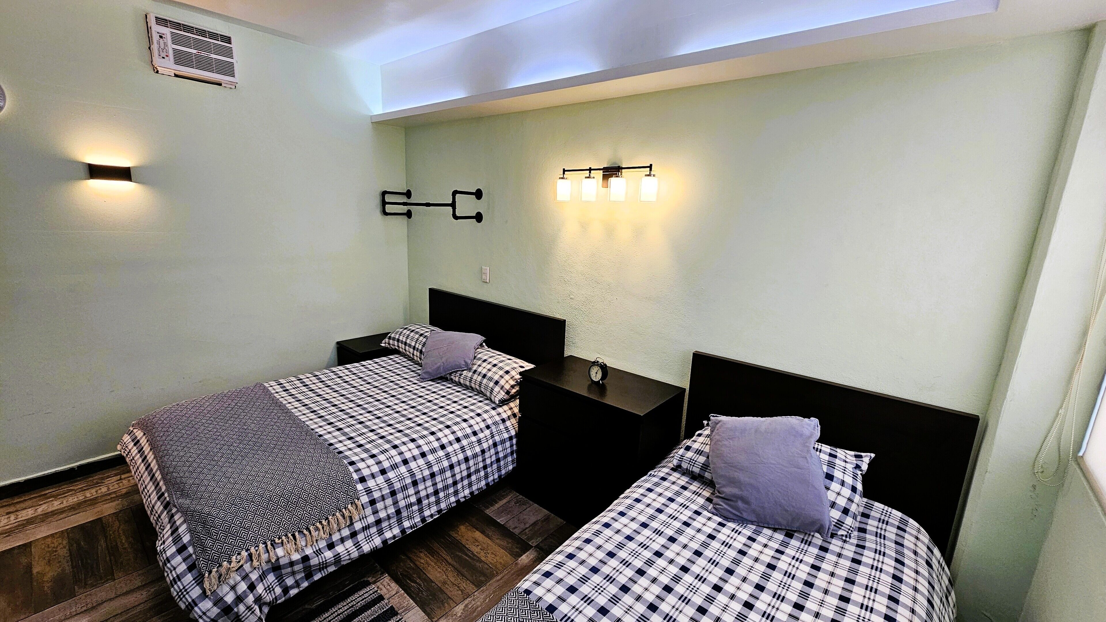 Suite ejecutiva, varias camas, patio, vista a la ciudad | Caja de seguridad en la habitación y escritorio 