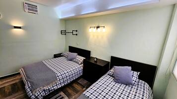 Suite ejecutiva, varias camas, patio, vista a la ciudad | Caja de seguridad en la habitación y escritorio