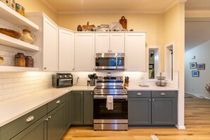 Een koelkast, een magnetron, een oven, een kookplaat