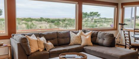 Smart TV, chimenea y tenis de mesa