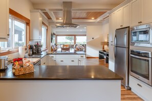 Jääkaappi, mikroaaltouuni, uuni, liesi